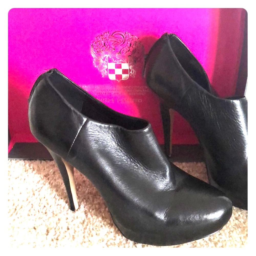Vince Camuto black pumps size 8